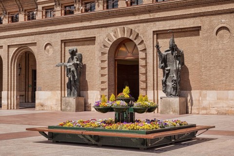 Town Hall entrance with the statues Angel of the City