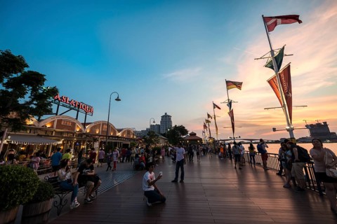 Riverfront Asiatique promenade
