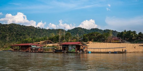 Floating houses on Tembeling River