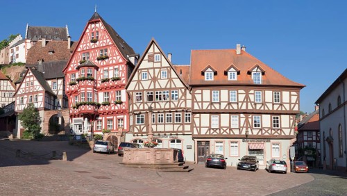 Marketplace with Marktbrunnen and Mildenburg