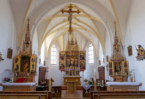 Presbytery with altar in the Church of Rabenden