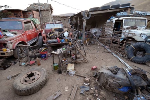 Car workshop in the Andes