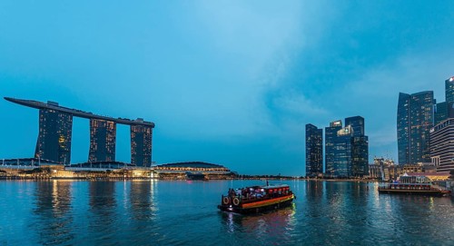 Boat on the Singapore River at dusk