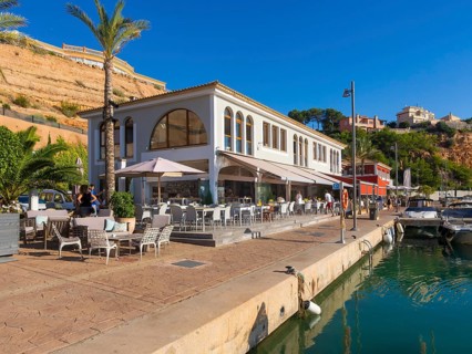 Restaurants on the promenade along the marina