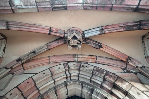 Gothic ceiling vault with capstone