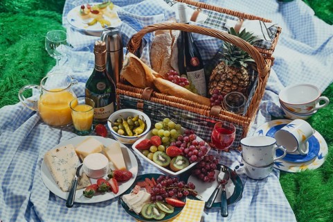 Picnic basket with champagne