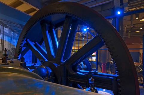 Drive wheel of a two-cylinder steam engine built in 1907