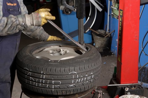 Mounting a tire on a wheel in the workshop