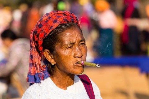 Shan woman smoking at the Five-Day Market
