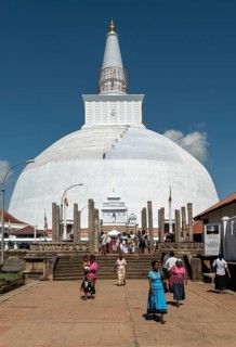 Visitors at Ruwanwelisaya or Ruwanweli Maha Seya Stupa