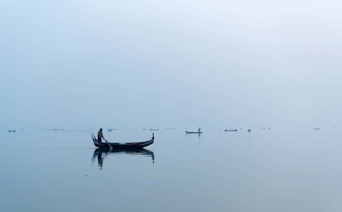 Fishing boat on Taungthaman Lake