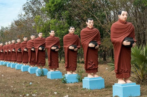 Row of statues of the 500 Arahant followers of Buddha at Win Sein Taw Ya