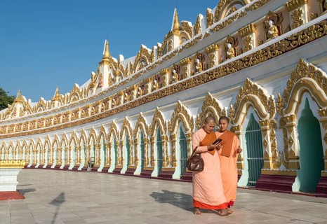 Buddhist monks in front of the curved chamber of Umin Thounzeh