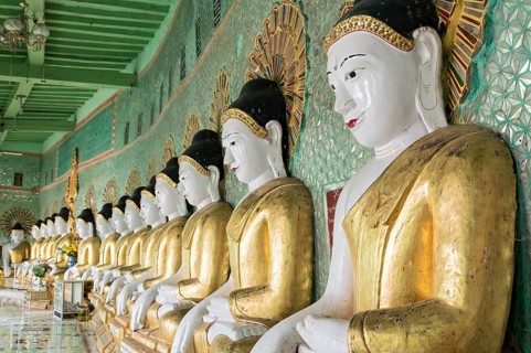 Buddha statues inside Umin Thounzeh