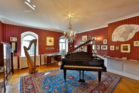 Showroom with harp and grand piano