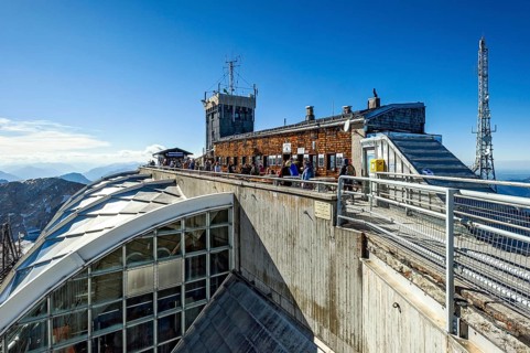 Directional radio building