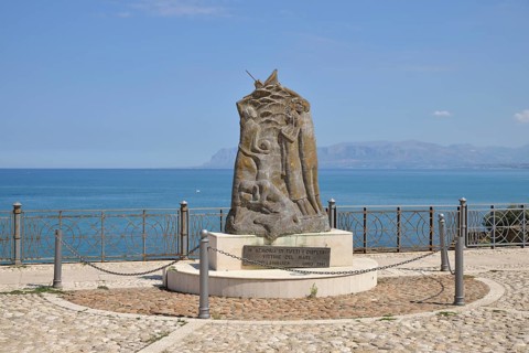Memorial to lost sailors