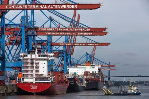 Loading of the container ship Amerdijk