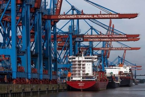 Loading of the container ship Amerdijk
