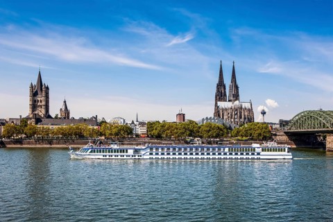 Cruise ship in front of Cologne cathedral
