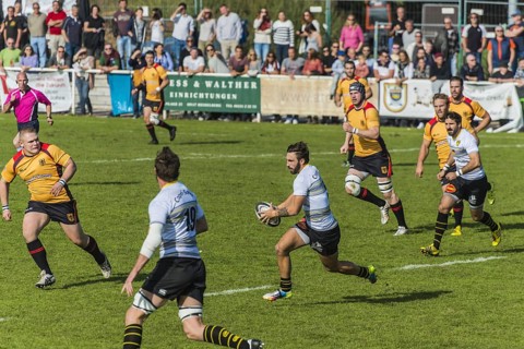 La Rochelle player running with ball