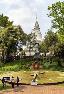 Clock in front of the stupa of Wat Phnom