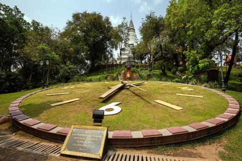 Clock in front of the stupa of Wat Phnom