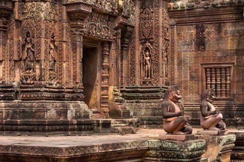 Guardian figures in front of Mandapa and the southern Prasat