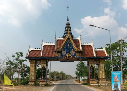 Entrance gate to the Elephant Temple Thep Wittayakhom Vihara