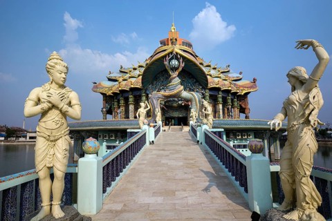 Statues at the western entrance of the Elephant Temple Thep Wittayakhom Vihara