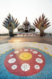 Bridge of the two Naga kings to the Elephant Temple Thep Wittayakhom Vihara