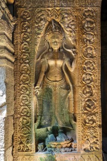 Apsara figure in the central Prasat