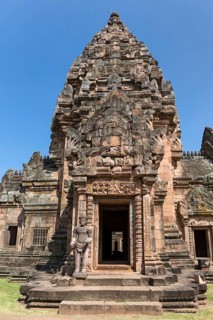 Guardian of sandstone at the south entrance of the Prang