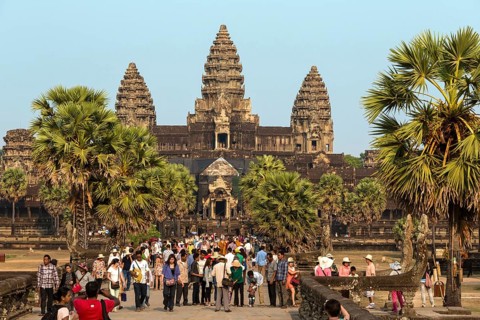 Tourists on the western access route