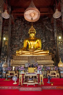 Phra Si Sakyamuni Buddha in Wihan Luang Hall
