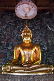 Phra Si Sakyamuni Buddha in Wihan Luang Hall
