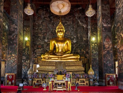 Phra Si Sakyamuni Buddha in Wihan Luang Hall