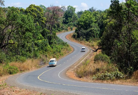 Curvy road in Ou Reang