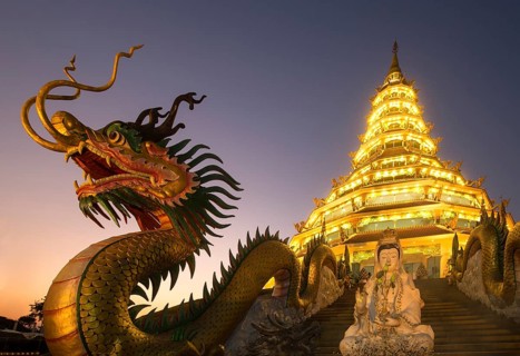 Dragon at the entrance to the Wat Huay Pla Kang temple