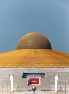 Mahadhammakaya Cetiya Chedi of the Wat Phra Dhammakaya temple with the logo of the Dhammakaya movement