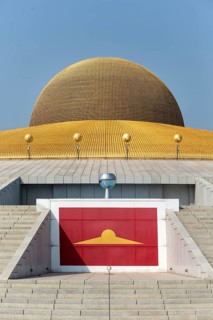 Mahadhammakaya Cetiya Chedi of the Wat Phra Dhammakaya temple with the logo of the Dhammakaya movement