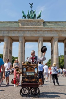 Organ-grinder in front of the Brandenburg Gate