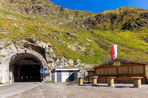 Mountain pass road