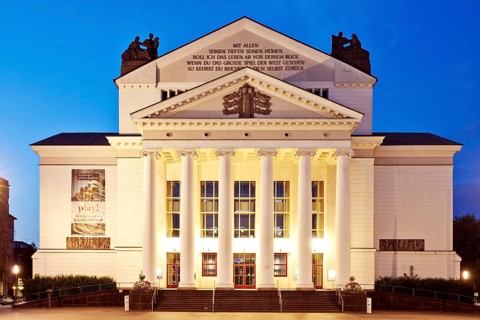 Stadttheater am Abend