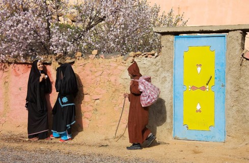 Chatting Berber women in front of a wall