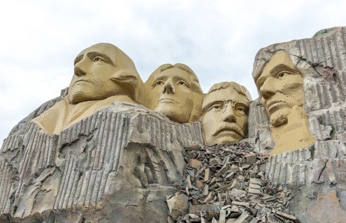 Rock portraits of four American presidents on Mount Rushmore
