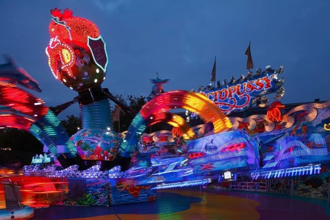 Octopussy ride on the fun fair Bremer Freimarkt at dusk
