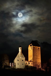 Schloss Freundsberg Castle at night