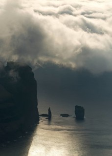 The Risin og Kellingin sea stacks and the Eioiskollur cliff in evening light