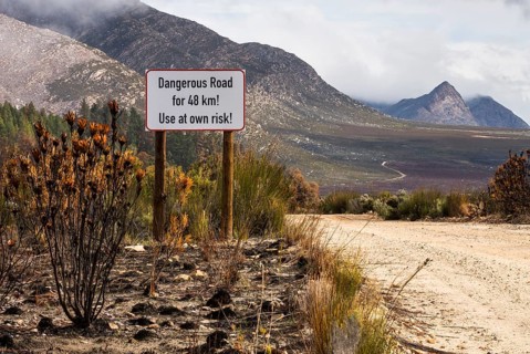 Road sign at the beginning of the gravel road to Die Hel